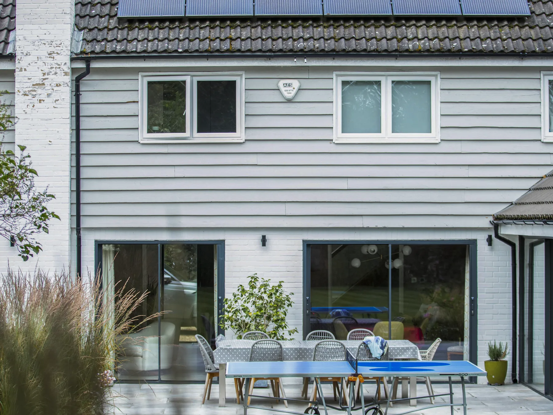 Garden elevation of Panoramic House, Esher, with slim sliding doors
