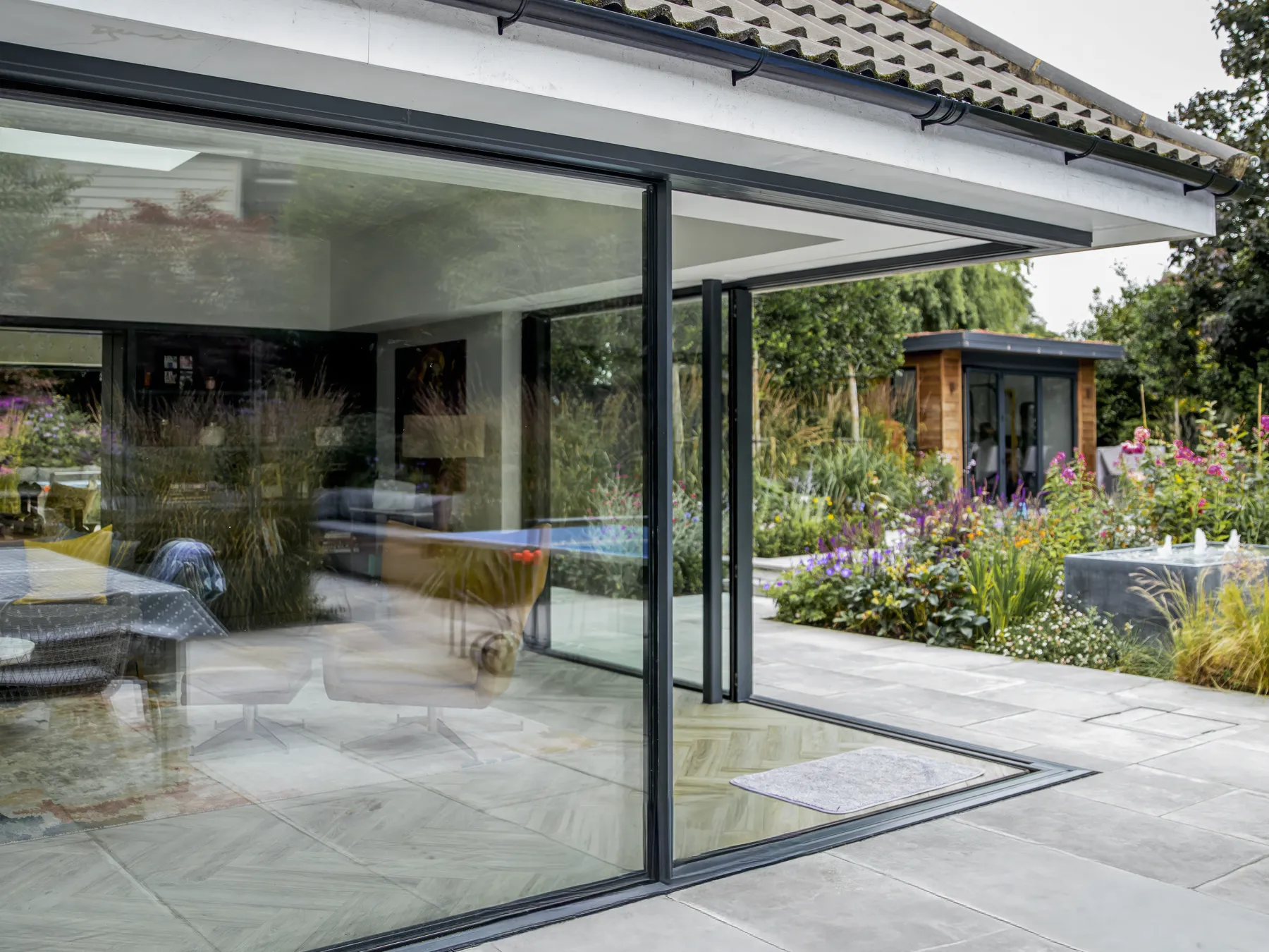 The open corner in Esher, two runs of sliding glass with no corner post